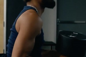 看似瘦弱！特雷·杨训练中单手可以举起95磅哑铃